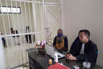 Wanita paruh baya dituntut hukuman selama satu tahun enam bulan