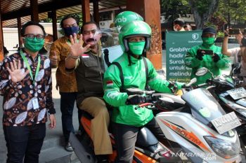 Ojol Grab Solo lengkapi alat  proteksi cegah COVID-19