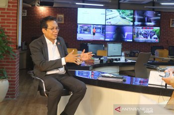 Lebih baik serius atasi COVID-19 daripada terjebak dualisme