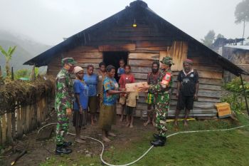 Babinsa bagikan bantuan sembako warga distrik Tingginambut