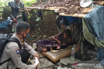 Anggota TNI-Polri bantu ibu melahirkan di semak-semak