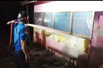 Tempat usaha langgar jam malam disanksi semprot air