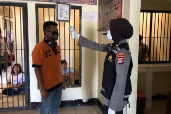Urkes Bagian Sumda Polres Sumbawa Barat cek kesehatan tahanan