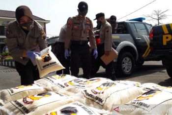 Polres Temanggung bagikan 6,6 ton beras untuk warga miskin