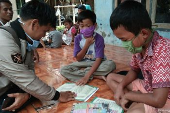 Guru datangi rumah siswa karena internet terbatas