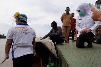 Seorang 'manusia perahu' di Sungai Musi Palembang diselamatkan setelah 30 tahun hidup seadanya