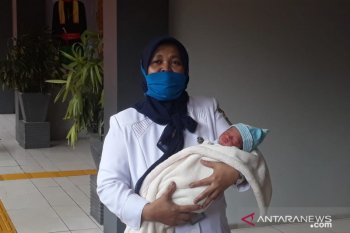 Bayi dari ibu tunawisma yang lahir di semak-semak kini dirawat di panti sosial