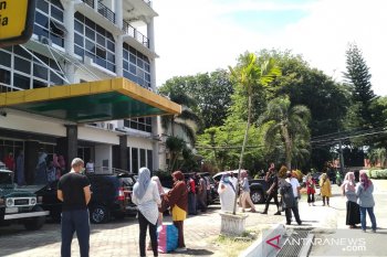Gempa guncang Padang, PNS kantor Gubernur Sumbar berhamburan keluar