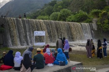 Pengunjung nikmati panorama alam "Bendungan Misterius" di Sigi