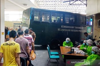 Terdampak pandemi COVID-19, Kejari Padang pindahkan 93 tahanan ke Rutan