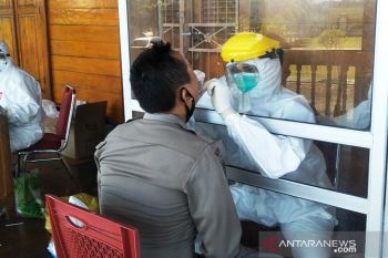 Rentan, petugas pemeriksaan perbatasan selama PSBB di Pariaman diuji swab
