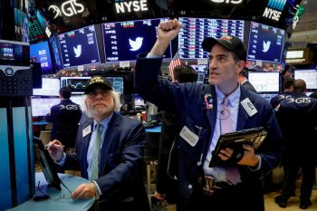 Saham-saham Wall Street berakhir turun tajam, tertekan peningkatan kasus COVID-19