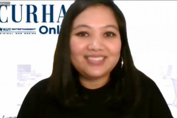 Stephanie Josephine membuat "Curhat Online"