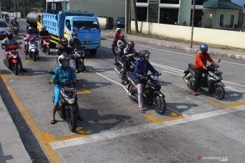 Garis jarak pengendara motor