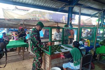 Kodim Biak salurkan bantuan 100 bilik pembatas ke penjual sayur dan pinang