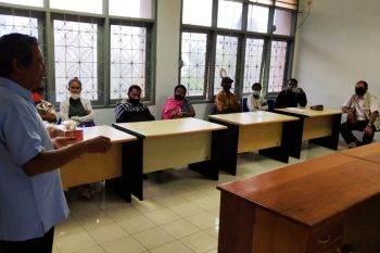 Disperindag salurkan bantuan barang jualan kepada pelaku usaha kecil