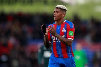 Bek Palace Patrick van Aanholt akan berlutut begitu Liga Premier mulai lagi
