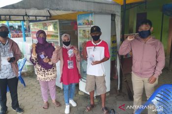 Tim pengabdian mahasiswa UNRI bagikan handsanitizer alami