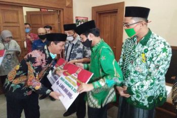 Kabupaten Magelang serahkan hibah keagamaan Rp11 miliar