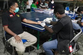 Puluhan relawan COVID-19 ikut tes cepat kesehatan cegah corona