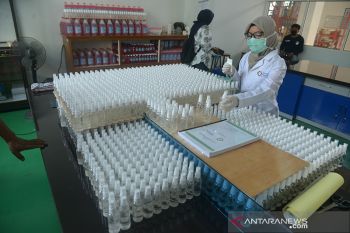 Siswa produksi hand sanitizer dan alat pelindung muka