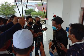 Pasien sembuh COVID - 19 ucapkan terima kasih kepada petugas medis