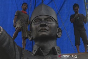 Pemasangan patung raksasa Soekarno di Taman Gor Palu