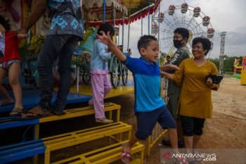 Sejumlah anak usai bermain di wahana permainan anak