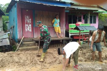 Tim gabungan Kodim 1425/Jeneponto bersihkan lumpur sisa banjir