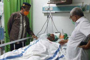 Bupati Inhil jenguk mantan Kadisducapil di RSUD Puri Husada Tembilahan