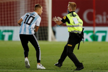 Pembatasan ketat tak jadi penghalang fans Messi masuk ke lapangan
