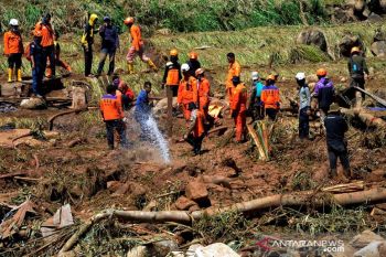 Pencarian korban longsor di Desa Rumbia Jenneponto