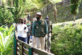 Gubernur Jabar minta pengelola wisata tegas terapkan protokol kesehatan