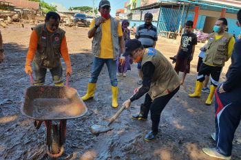 Bupati Bantaeng pimpin pegawai pemerintah kerja bakti di lokasi banjir