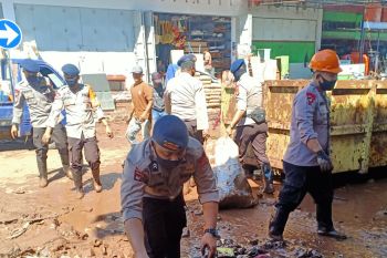 Tim SAR Brimob Sulsel bersihkan endapan lumpur akibat banjir di Bantaeng