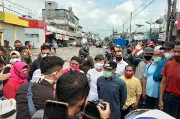 Pedagang apresiasi Wali Kota Palangka Raya laksanakan gotong royong di Pasar Besar