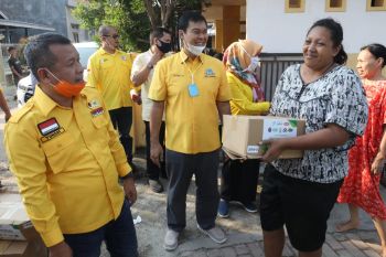 Golkar salurkan bantuan kepada warga yang terkena banjir disejumlah wilayah di Bandarlampung