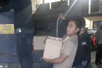 Ratusan botol minuman alkohol ilegal disita polisi