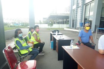 Petugas kesehatan di Bandara Timika periksa dokumen perjalanan penumpang