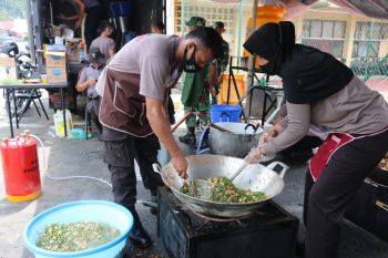 Dapur umum Polri-TNI  bagikan 500 nasi bungkus di Kota Jayapura