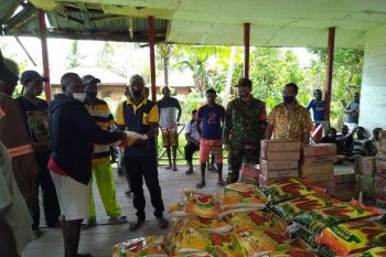 TNI Mimika bantu penyaluran bantuan sembako warga Kokonao terdampak COVID-19