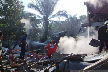 Tiga rumah  rusak tertimpa  jatuhnya pesawat tempur di Riau