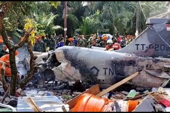 Kursi pelontar pesawat jatuh di Riau timpa rumah warga