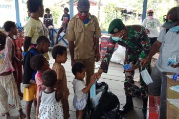 TNI bantu penyaluran BLT warga Kampung Kiliarma