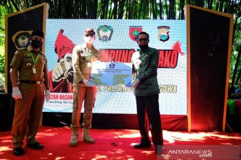Gubernur Sulsel serahkan bantuan penanggulangan COVID-19 ke Pemkab Gowa