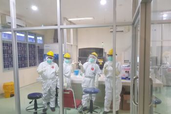 RSUD Mimika mengoperasikan peralatan PCR deteksi COVID-19