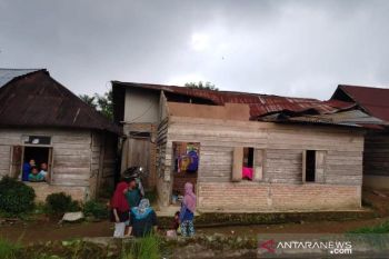 Rumah warga Padang Laweh rusak dihantam angin kencang, pohon tumbang ganggu lalu lintas