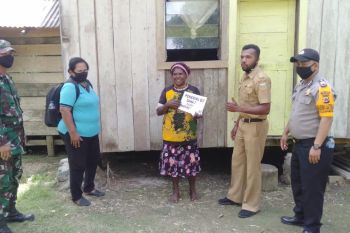 Bhabinkamtibmas kawal penyaluran BLT di Kampung Gudang Garam
