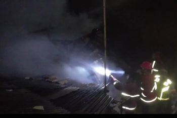 Satu rumah warga berbahan kayu ludes terbakar