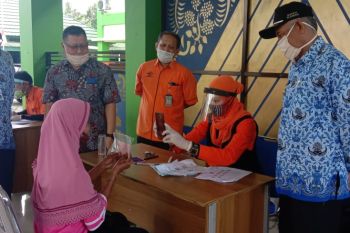 Staf Ahli Mensos meninjau penyaluran BST Tahap II di Sleman